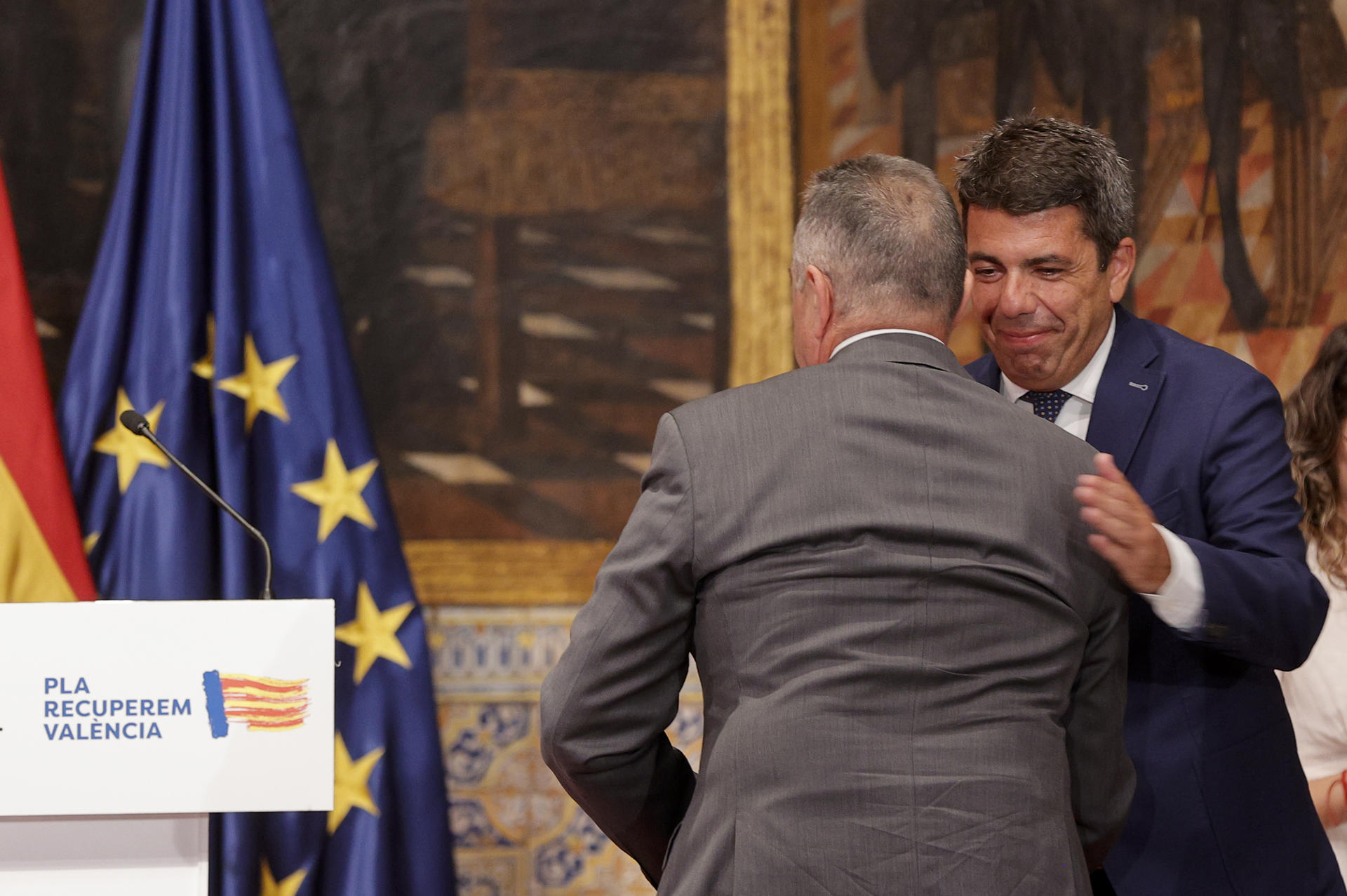 El presidente de la Generalitat Valenciana, Carlos Mazón, saluda al vicepresidente segundo y conseller para la Recuperación Económica y Social, Francisco José Gan Pampols (i), durante la presentación del Plan Endavant para la recuperación económica y social de la Comunitat Valenciana tras la dana del 29 de octubre. EFE/Manuel Bruque