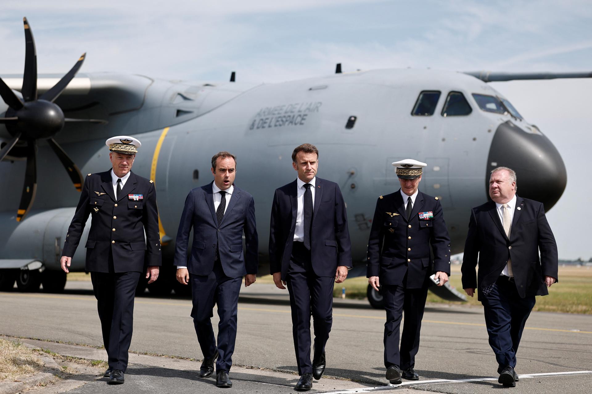 El presidente francés, Emmanuel Macron (centro), llega al aeropuerto de Le Bourget-París para visitar el Salón Internacional de Aeronáutica y Espacio. EFE/EPA/Benoit Tessier

