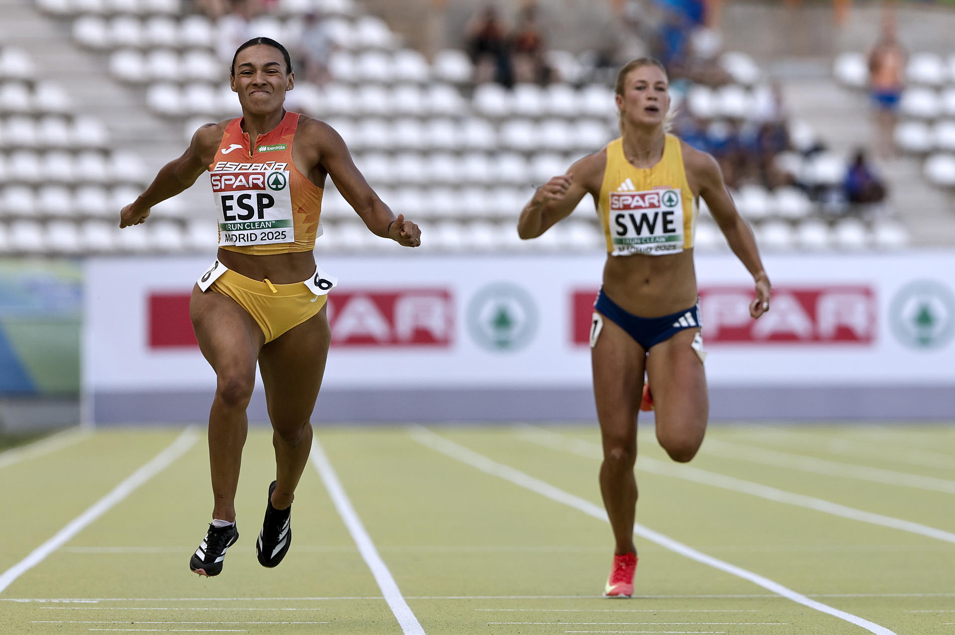 La española Jael Bestué (i) durante la prueba de 200m del campeonato de Europa por equipos que se disputa en el estadio de Vallehermoso, en Madrid. EFE / Sergio Pérez