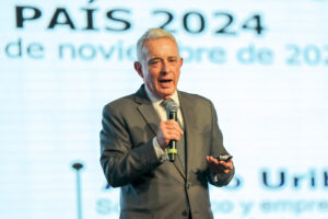Fotografía de archivo del 12 de noviembre de 2025 del expresidente de Colombia Álvaro Uribe en una conferencia, en Quito (Ecuador). EFE/ José Jácome