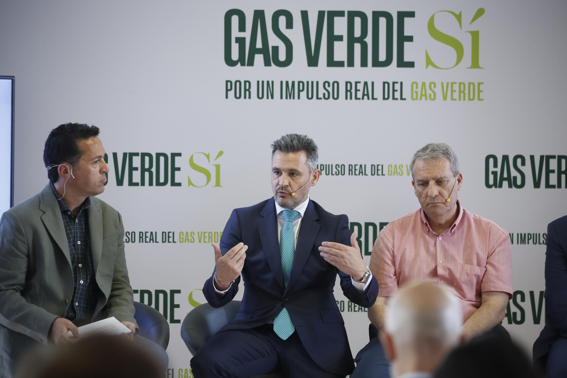 Raúl Suárez (c), presidente del Comité de Distribuidores de España y CEO de NEDGIA, junto a Agustín Miranda Sotillos (d), director gerente de la Asociación Española de Jóvenes Agricultores (ASAJA), y Jacob Petrus (i), periodista y moderador, durante su intervención en la presentación este miércoles de la plataforma "Gas Verde Sí", conformada por ASAJA, FEGECA, ASCER, Nedgia, Redexis, Nortegas, Madrileña de Gas y Gas Extremadura, entre otras, en la que se ha reclamado una revisión del marco regulatorio para incorporar al biometano al mix energético en igualdad de condiciones a otras renovables. EFE/David Fernández