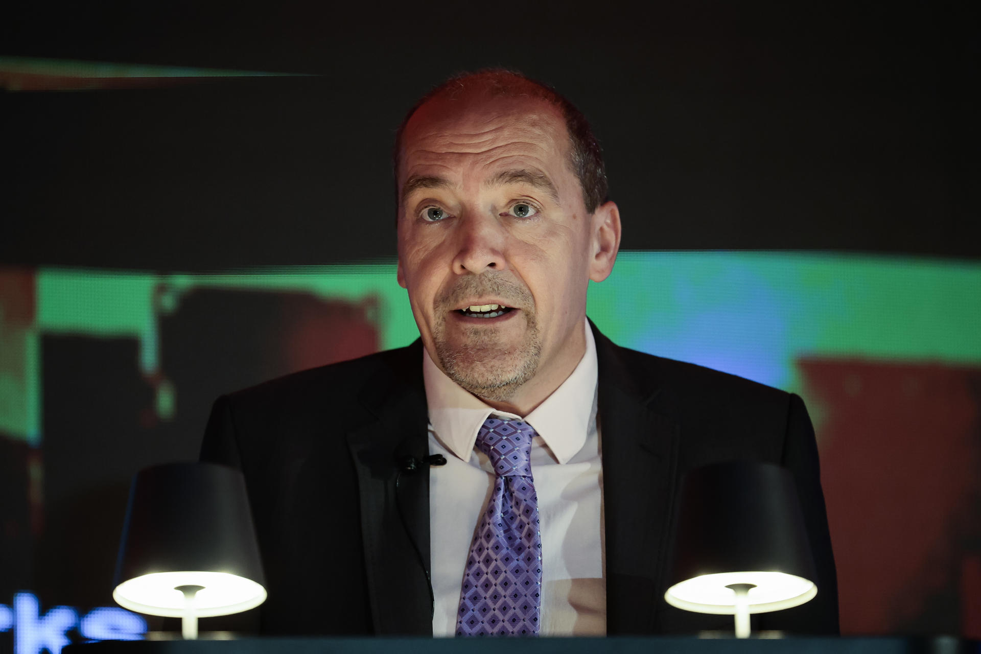 El presidente de la calificadora Fitch Ratings, Ian Linnell, habla durante el foro Fitch on México 2025 este martes, en la Ciudad de México (México). EFE/José Méndez