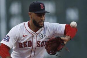 El tercera base de los Medias Rojas de Boston, Abraham Toro, neutraliza un avance, este lunes, durante un juego contra los Angelinos de Los Angeles en Boston (Massachusetts). EFE/EPA/CJ GUNTHER
```
