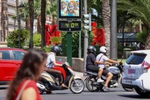 Un termómetro marca 40 grados en una calle de Murcia este jueves. EFE/Juan Carlos Caval