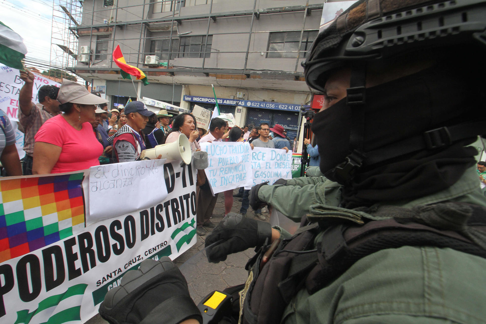 Seguidores del expresidente Evo Morales (2006-2019) protestan frente al Tribunal Departamental Electoral durante una sesión del Tribunal Supremo Electoral (TSE) este viernes, en Santa Cruz (Bolivia). EFE/Juan Carlos Torrejon