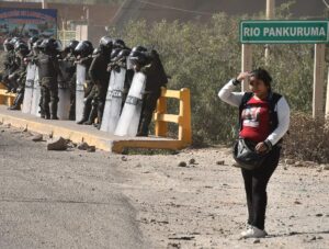 Fotografía de integrantes de la policía durante una jornada de bloqueos por parte de seguidores del expresidente de Bolivia Evo Morales, este 6 de junio de 2025 en Cochabamba (Bolivia). EFE/Jorge Ábrego