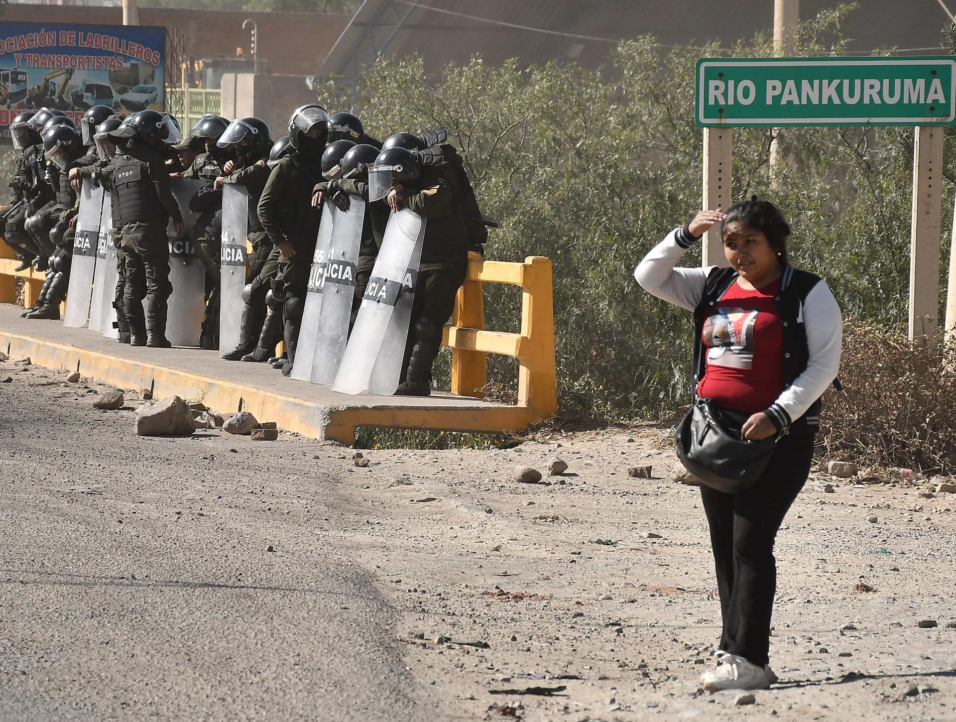 Fotografía de integrantes de la policía durante una jornada de bloqueos por parte de seguidores del expresidente de Bolivia Evo Morales, este 6 de junio de 2025 en Cochabamba (Bolivia). EFE/Jorge Ábrego