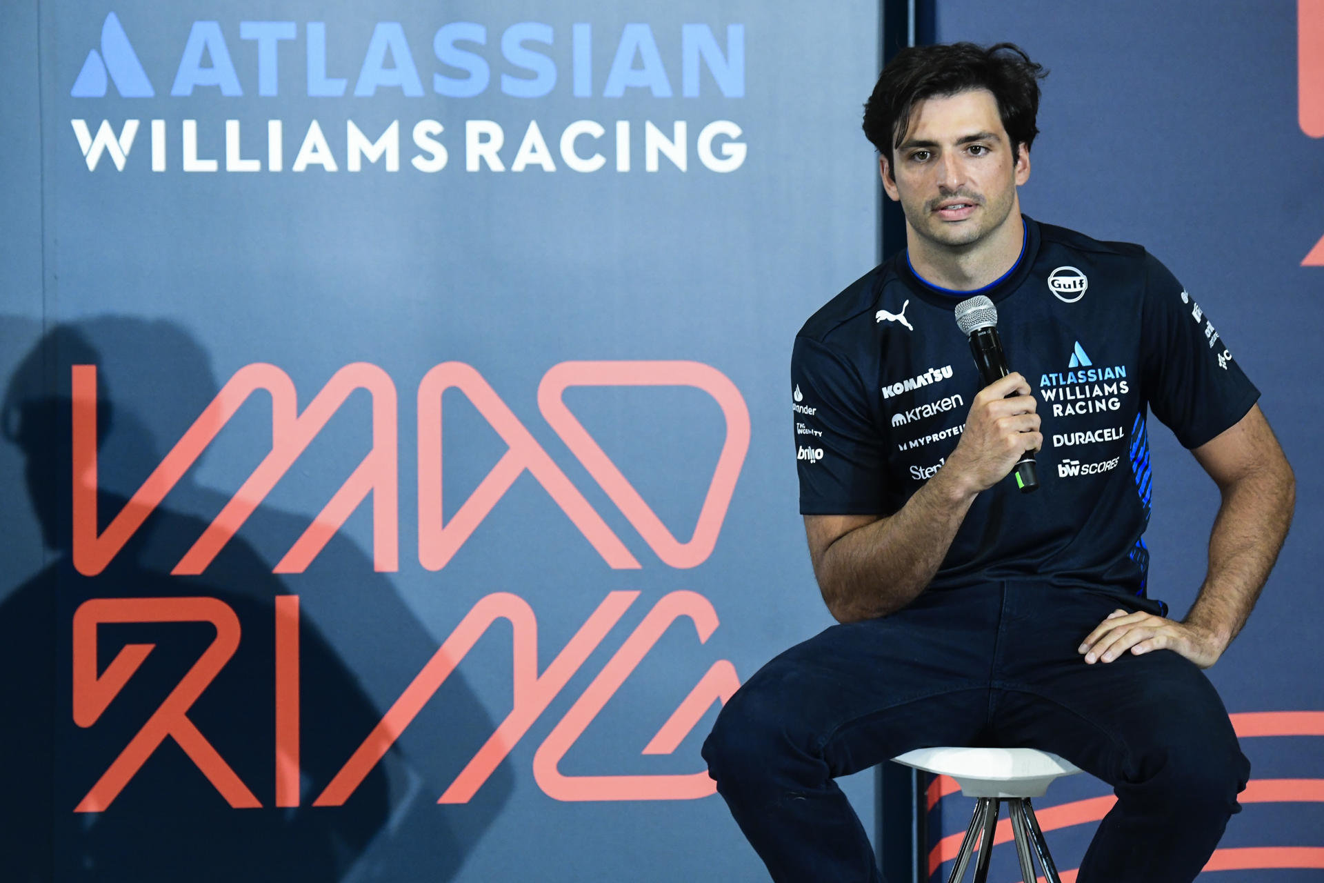 El piloto Carlos Sainz ofrece una rueda de prensa este sábado antes de rodar por primera vez en Madrid a los mandos del Williams FW45 por la parte urbana del futuro circuito Madring F1 que acogerá el GP de España de Fórmula uno 2026. EFE/ Victor Lerena