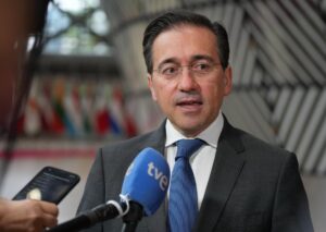 El ministro español de Asuntos Exteriores, José Manuel Albares, habla con la prensa durante el Consejo de Asuntos Exteriores de la Unión Europea en Bruselas, Bélgica, el 23 de junio de 2025. Los ministros de Asuntos Exteriores de la UE debatirán sobre la agresión rusa contra Ucrania tras un intercambio informal con el ministro de Asuntos Exteriores ucraniano, Andrii Sybiha, así como sobre los recientes acontecimientos en Oriente Medio tras los ataques israelíes y estadounidenses contra Irán y la respuesta de Irán. (Bélgica, Ucrania, Bruselas) 
EFE/EPA/OLIVIER HOSLET
//////////
BELGIUM (Brussels), 23/06/2025.- Spanish Foreign Minister Jose Manuel Albares speaks to the press during the European Foreign Affairs Council in Brussels, Belgium, 23 June 2025. EU Foreign Affairs Ministers will discuss Russian aggression against Ukraine following an informal exchange with Ukrainian Foreign Minister Andrii Sybiha, as well as recent developments in the Middle East after Israeli and US strikes on Iran and Iran’s response.  (Bélgica, Ucrania, Bruselas) EFE/EPA/OLIVIER HOSLET