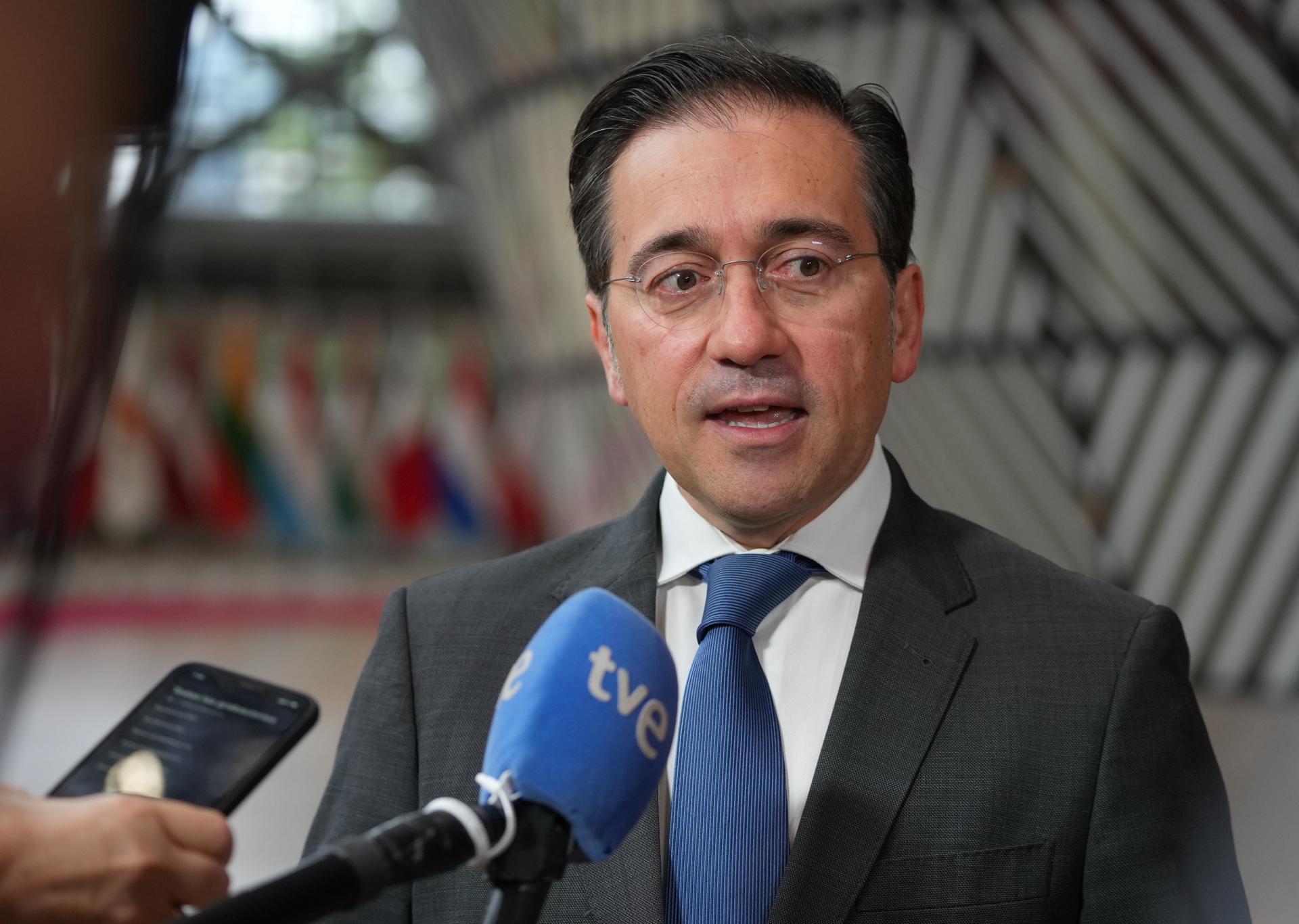 El ministro español de Asuntos Exteriores, José Manuel Albares, habla con la prensa durante el Consejo de Asuntos Exteriores de la Unión Europea en Bruselas, Bélgica, el 23 de junio de 2025. Los ministros de Asuntos Exteriores de la UE debatirán sobre la agresión rusa contra Ucrania tras un intercambio informal con el ministro de Asuntos Exteriores ucraniano, Andrii Sybiha, así como sobre los recientes acontecimientos en Oriente Medio tras los ataques israelíes y estadounidenses contra Irán y la respuesta de Irán. (Bélgica, Ucrania, Bruselas) 
EFE/EPA/OLIVIER HOSLET
//////////
BELGIUM (Brussels), 23/06/2025.- Spanish Foreign Minister Jose Manuel Albares speaks to the press during the European Foreign Affairs Council in Brussels, Belgium, 23 June 2025. EU Foreign Affairs Ministers will discuss Russian aggression against Ukraine following an informal exchange with Ukrainian Foreign Minister Andrii Sybiha, as well as recent developments in the Middle East after Israeli and US strikes on Iran and Iran’s response.  (Bélgica, Ucrania, Bruselas) EFE/EPA/OLIVIER HOSLET
