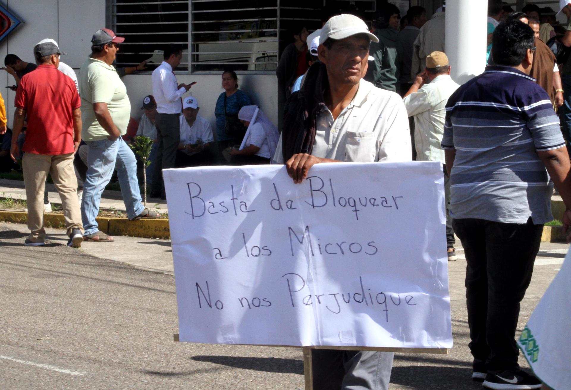 Transportistas protestan frente a las instalaciones de Yacimientos Petrolíferos Fiscales Bolivianos (YPFB) este martes, en Santa Cruz (Bolivia). EFE/Juan Carlos Torrejón