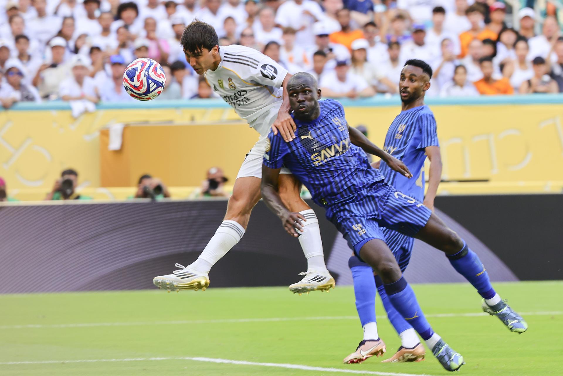 Gonzalo García, del Real Madrid, cabecea ante la marca de Kalidou Koulibaly, del Al Hilal. EFE/EPA/CRISTOBAL HERRERA-ULASHKEVICH