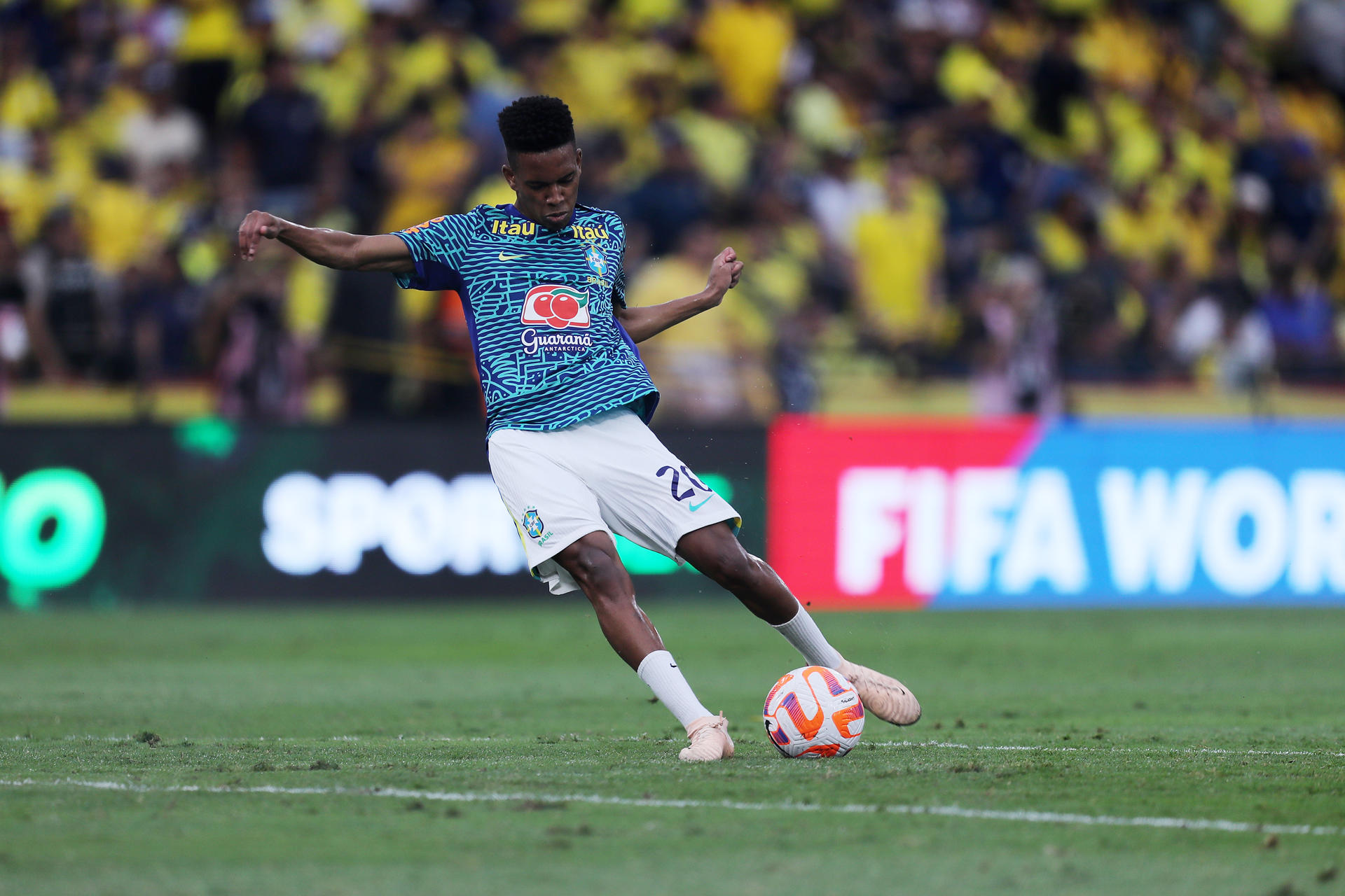 Estêvão de Brasil participa en el calentamiento previo al partido de eliminatorias sudamericanas ante Ecuador. EFE/José Jacome
