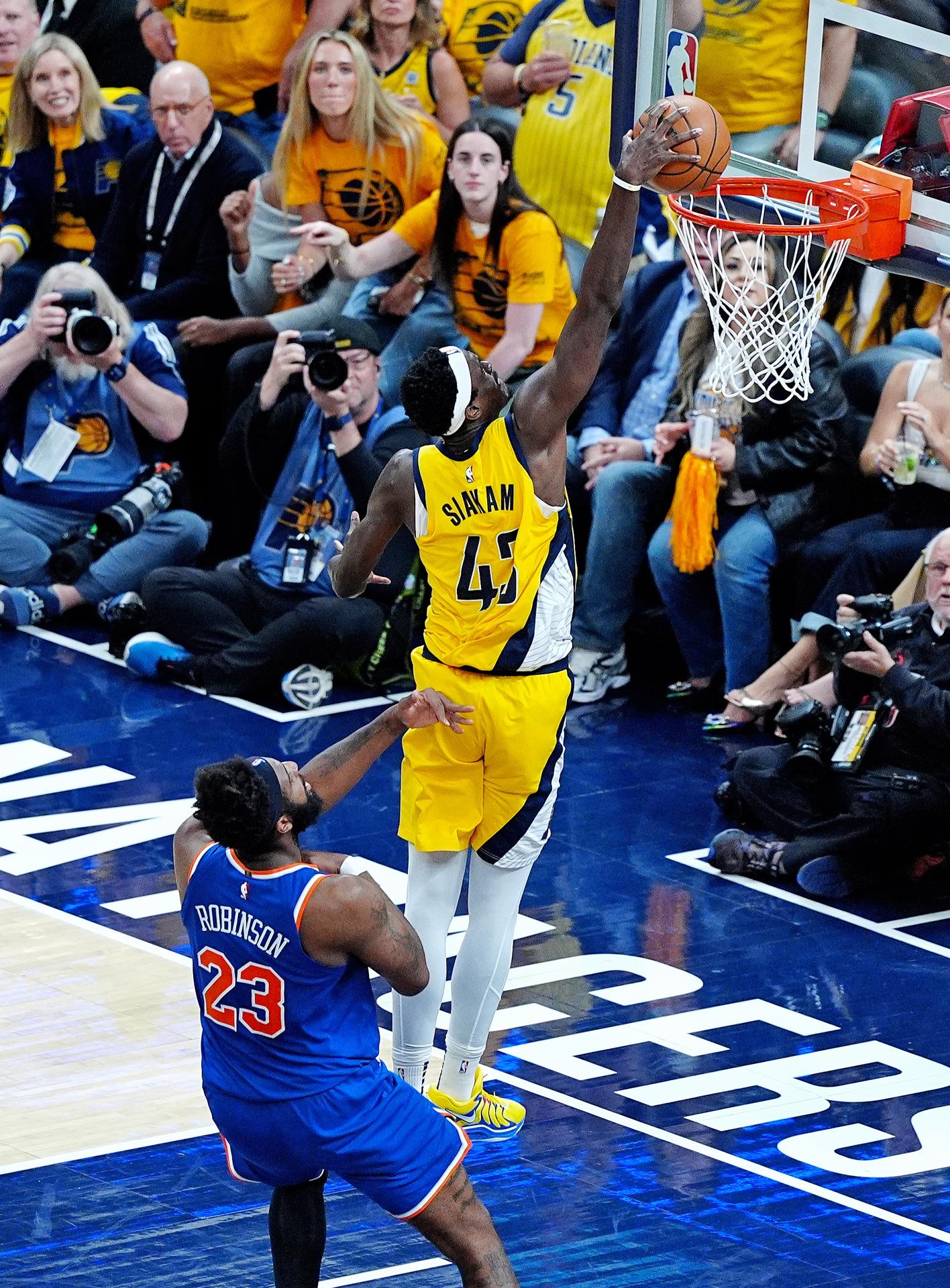 Pascal Siakam, de los Pacers, encesta ante la mirada del jugador de los Knicks Mitchell Robinson. EFE/EPA/BRIAN SPURLOCK
