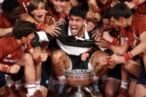 El español Carlos Alcaraz con la Copa tras ganar Ronad Garros en París, Francia. EFE/EPA/MOHAMMED BADRA