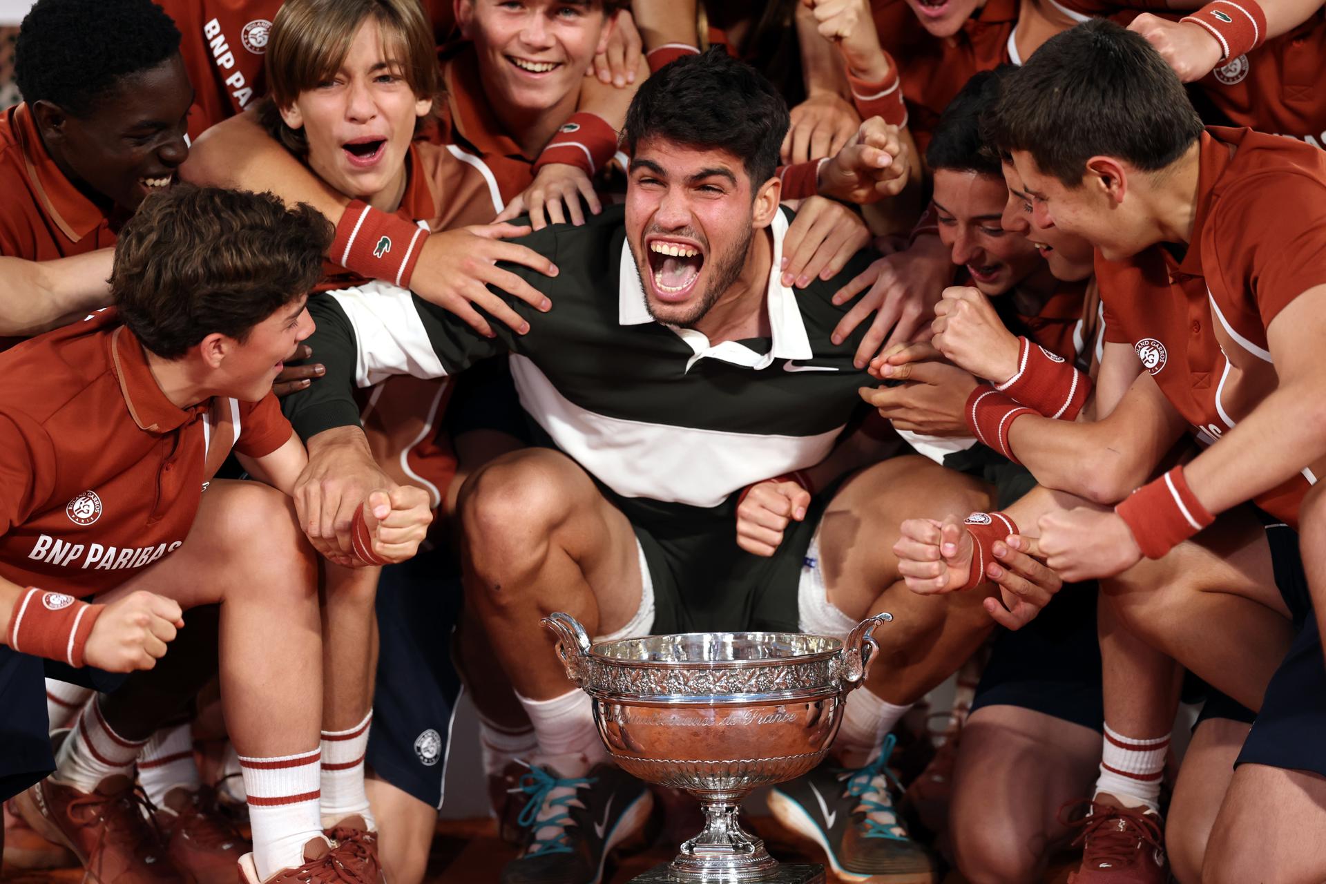 El español Carlos Alcaraz con la Copa tras ganar Ronad Garros en París, Francia. EFE/EPA/MOHAMMED BADRA