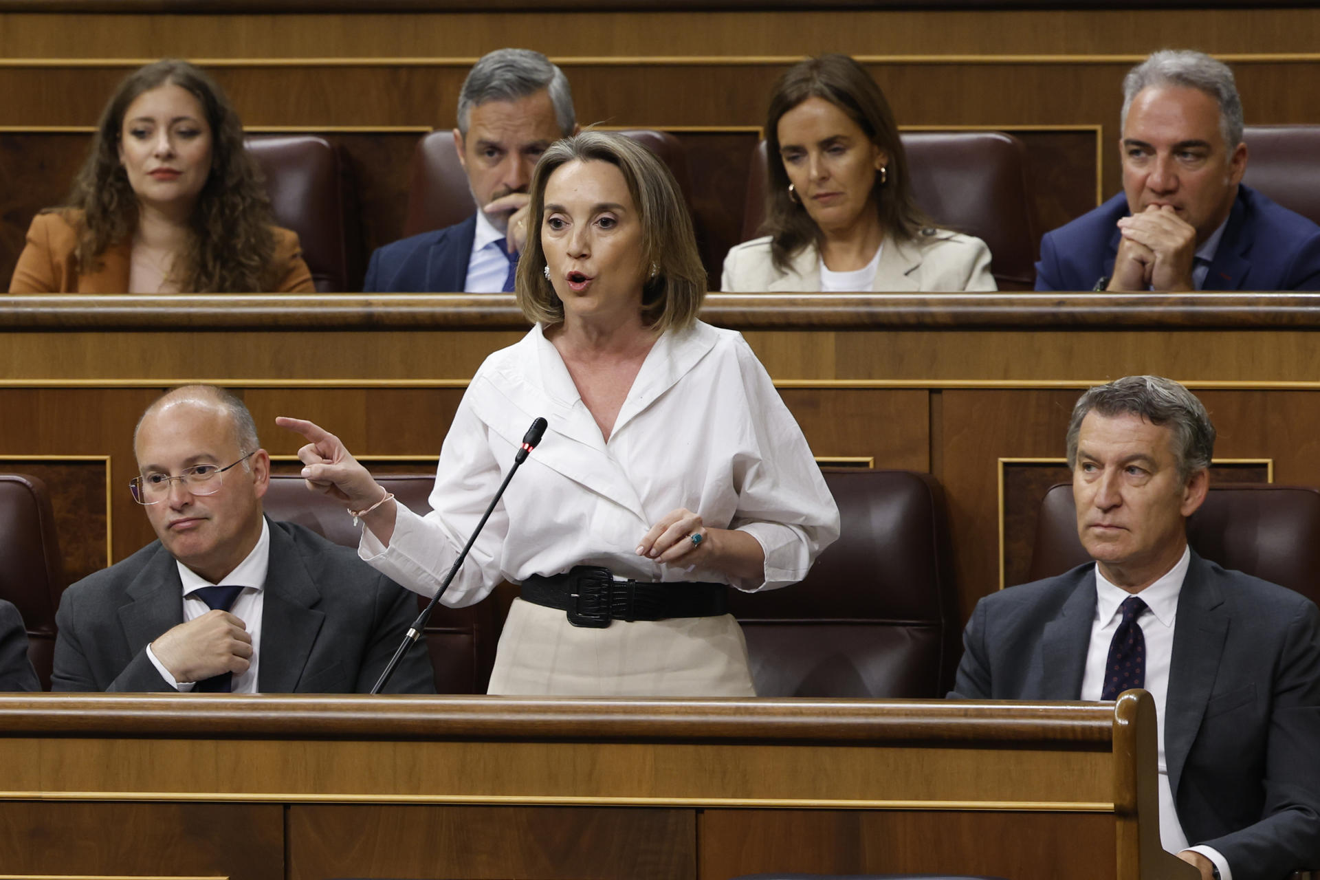 La diputada popular Cuca Gamarra interviene en presencia del líder del Partido Popular, Alberto Núñez Feijóo (d), y del portavoz parlamentario del partido Miguel Tellado (i) durante la sesión de control al Gobierno, este miércoles en el Congreso de los Diputados. EFE/ Javier Lizón