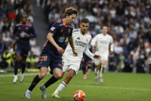 Fer López, con el balón frente a Dani Ceballos, durante el partido de Liga que jugó el Celta en el Santiago Bernabéu, el 4 de mayo de 2025. EFE/ Blanca Míllez