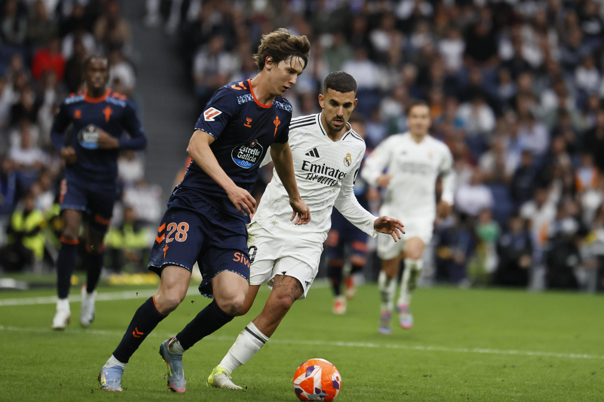 Fer López, con el balón frente a Dani Ceballos, durante el partido de Liga que jugó el Celta en el Santiago Bernabéu, el 4 de mayo de 2025. EFE/ Blanca Míllez