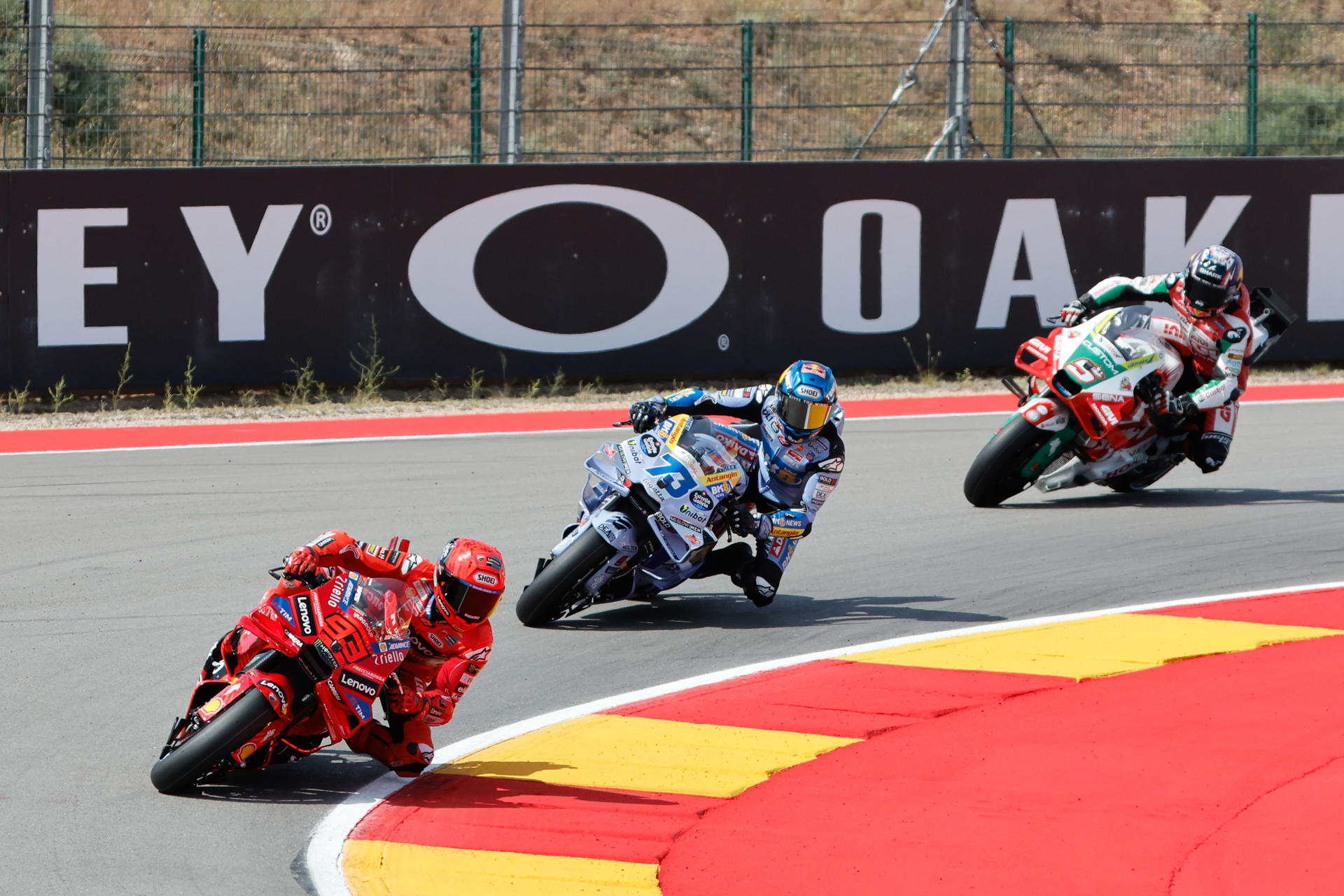 El piloto español de MotoGP Marc Márquez (i), del equipo Ducati Desmosedi, y el piloto Alex Márquez (c), del mismo equipo, seguidos del francés Johann Zarco (Honda), durante sesión de clasificación para el Gran Premio de Aragón de Motociclismo este sábado en el circuito de Motorland Alcañiz en Teruel. EFE/Javier Cebollada