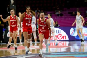 Las jugadoras de Turquía celebran la victoria en su partido ante Italia en cuartos de final del EuroBasket 2025, duelo jugado en El Pireo, Atenas. EFE/EPA/GEORGIA PANAGOPOULOU