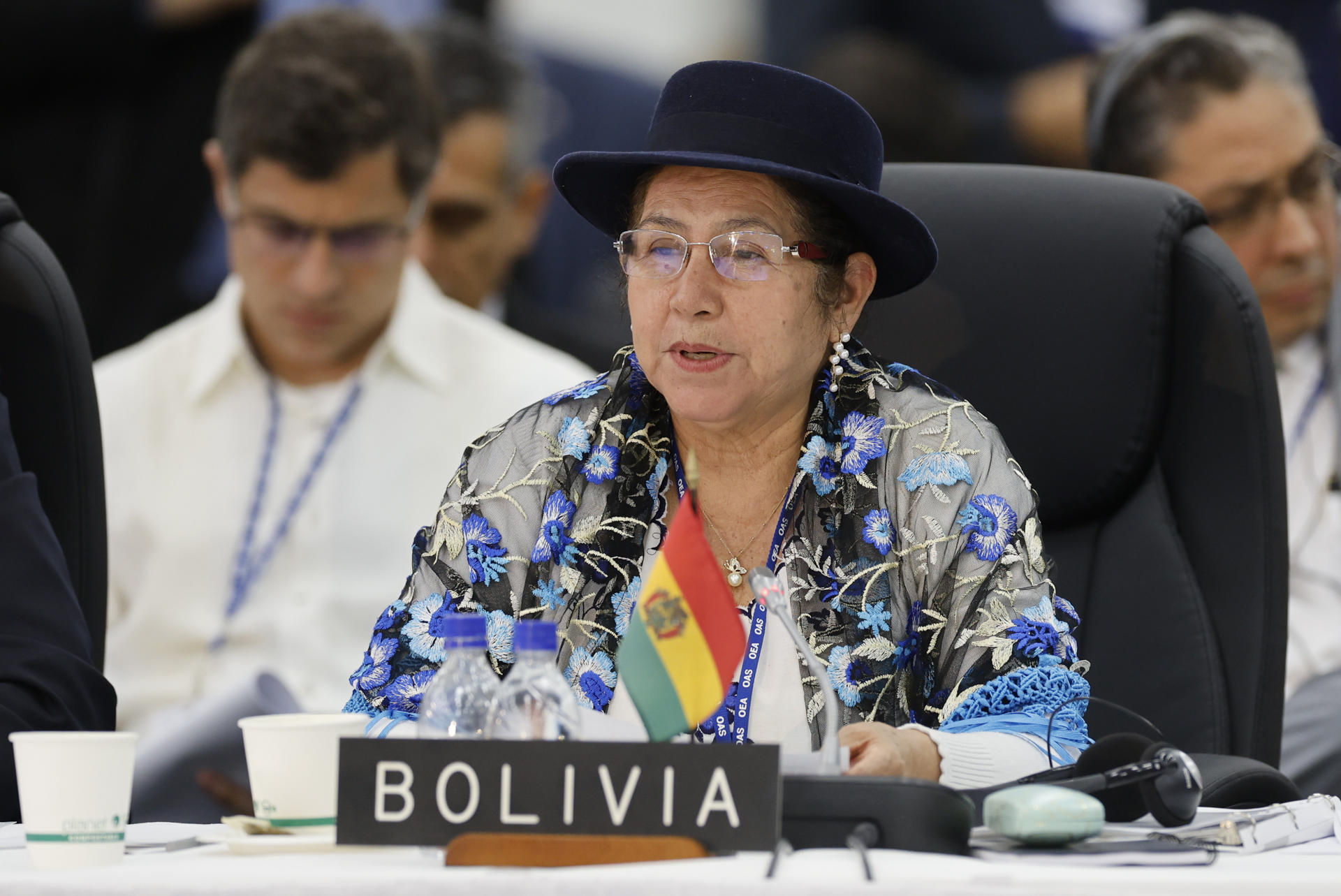 La ministra de Relaciones Exteriores de Bolivia, Celinda Sosa Lunda, habla durante la primera sesión plenaria de la 55ª Asamblea General de la OEA este jueves, en Saint John’s (Antigua y Barbuda). EFE/ Bienvenido Velasco