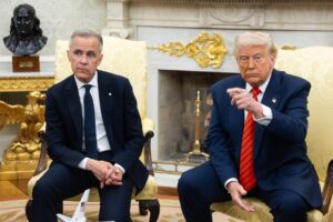 Fotografía de archivo del presidente de EE.UU. Donald Trump (d) y el primer ministro canadiense Mark Carney (i) en la Casa Blanca en Washington, DC, EE.UU. EFE/FRANCIS CHUNG / POOL