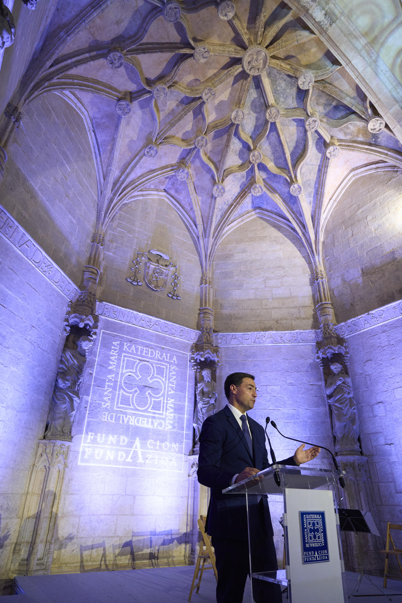 El lehendakari, Imanol Pradales, durante su intervención este martes en el acto de conmemoración del vigésimo quinto aniversario de la Catedral Santa María de Vitoria como "referente internacional" de un modelo "revolucionario" de restauración: 'Abierto por obras', consistente en visitas guiadas para conocer 'in situ' la evolución de las obras de recuperación y la historia de la capital alavesa. EFE/ Adrián Ruiz-Hierro
