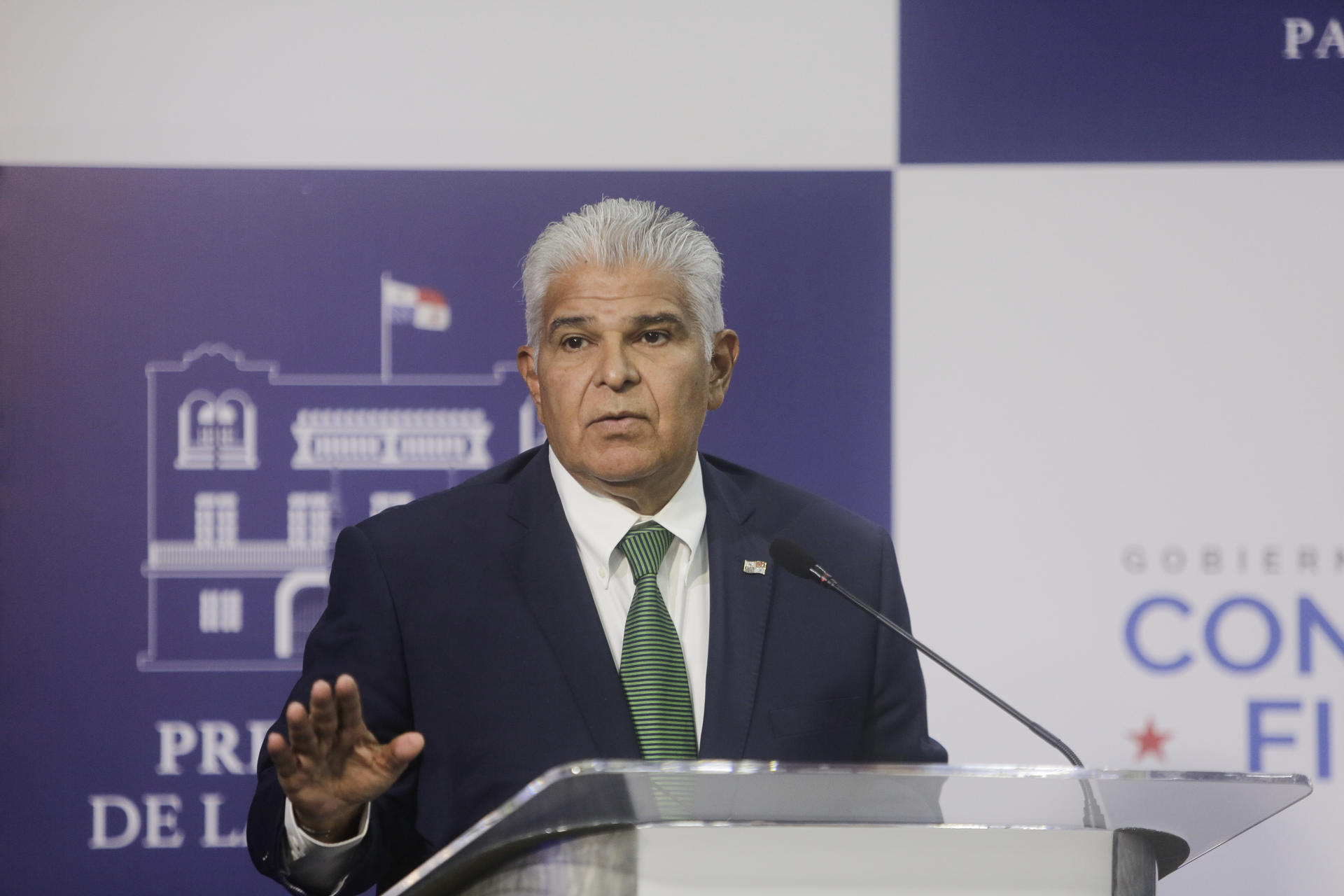 El presidente de Panamá, José Raúl Mulino, habla durante una rueda de prensa en Ciudad de Panamá (Panamá). EFE/ Carlos Lemos