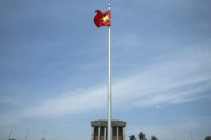 Una bandera vietnamita ondea en Hanoi, Vietnam, el 15 de abril de 2025. EFE/EPA/Athit Perawongmetha / POOL