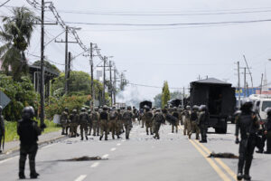 Decenas de integrantes de la Policía de Panamá fueron captados este viernes, 20 de junio, durante un operativo para recuperar la movilidad y la seguridad en la provincia de Bocas del Toro, en el Caribe Panameño. EFE/Bienvenido Velasco