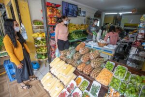 Personas hacen compras en un supermercado en Brasilia (Brasil), en una fotografía de archivo. EFE/ Joédson Alves
