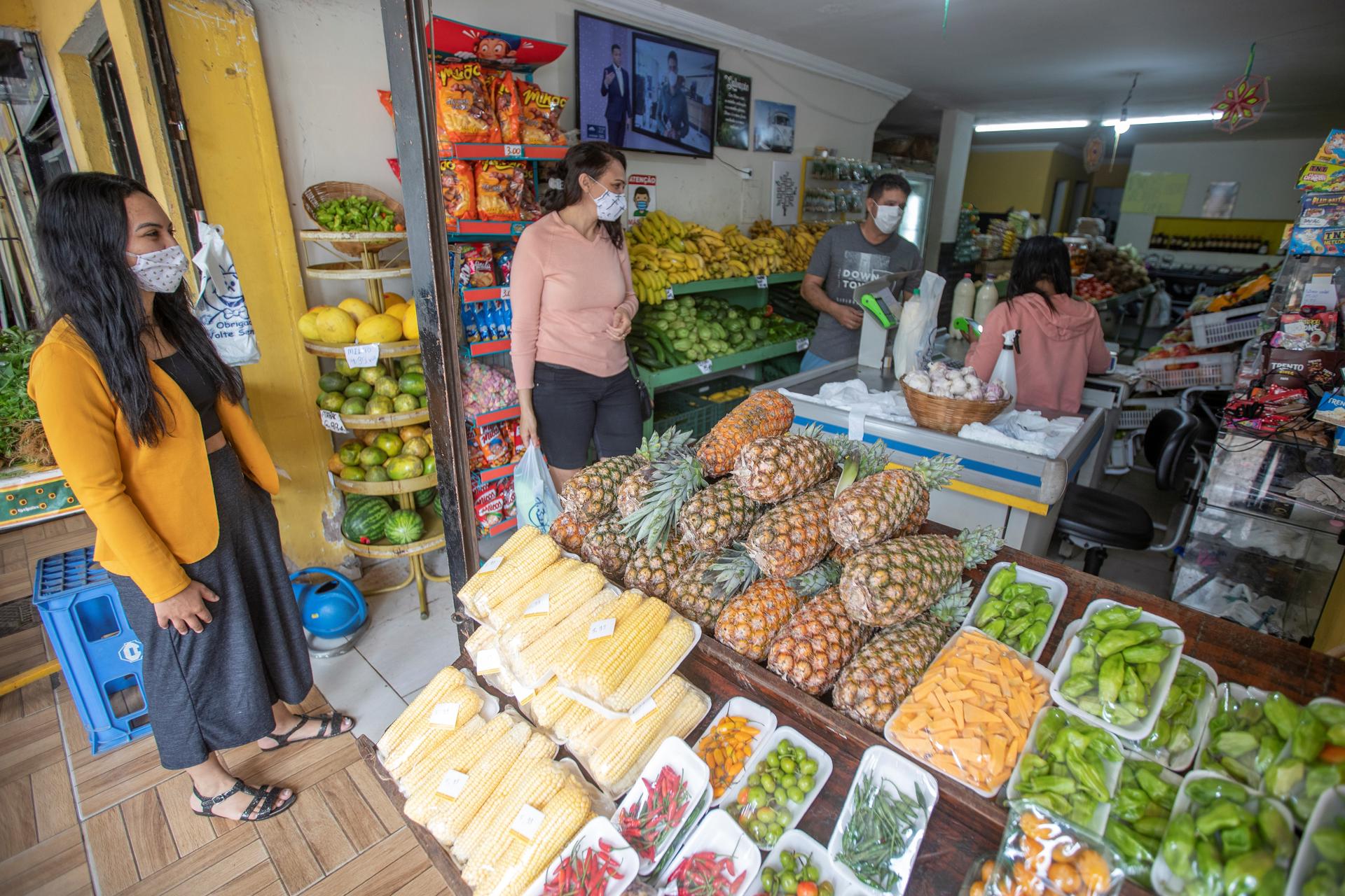 Personas hacen compras en un supermercado en Brasilia (Brasil), en una fotografía de archivo. EFE/ Joédson Alves