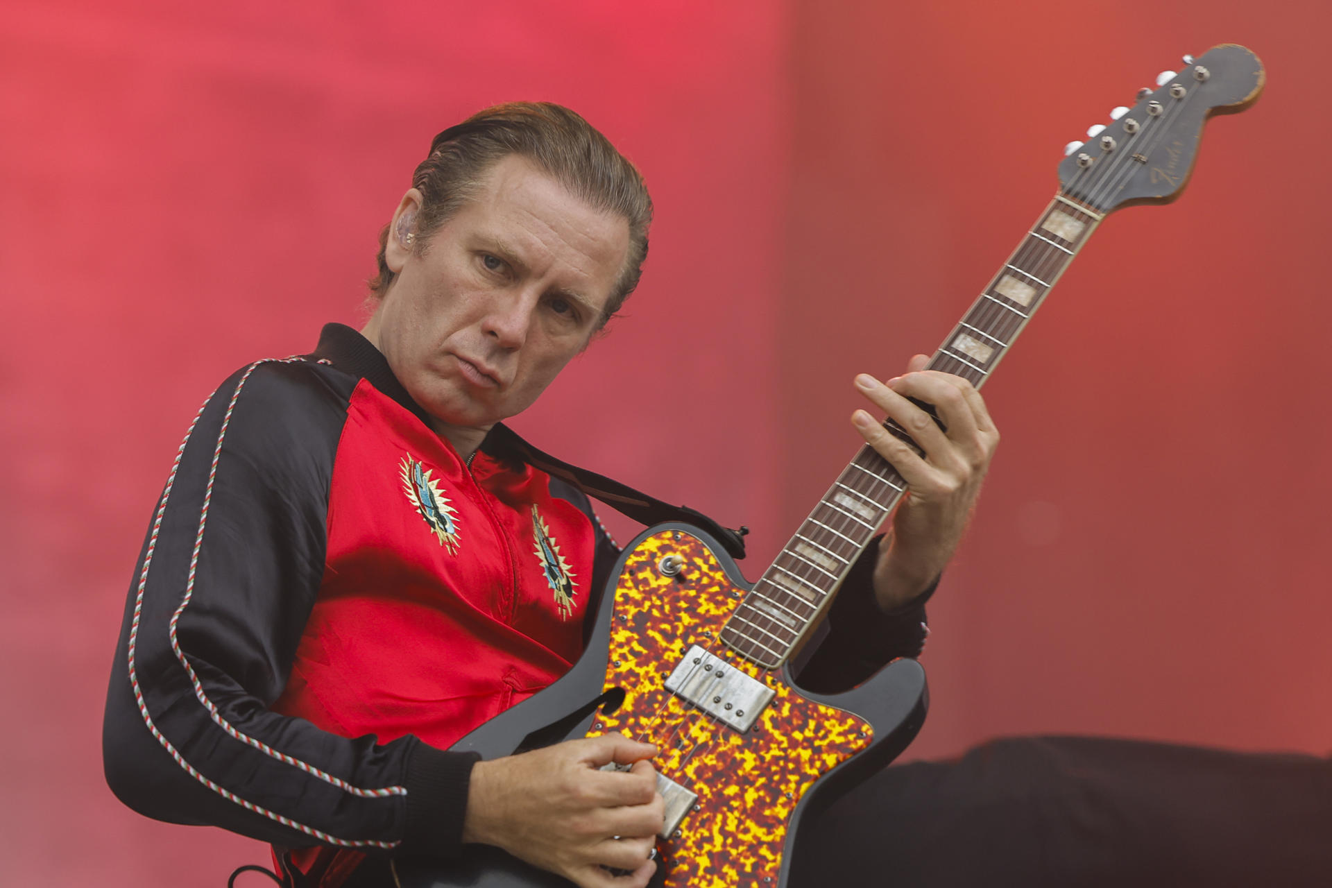 El cantante y guitarrista del grupo escocés Franz Ferdinand, Alex Kapranos, durante su actuación en el festival Son do Camiño, este jueves en el Monte do Gozo, en Santiago de Compostela. EFE/Lavandeira jr