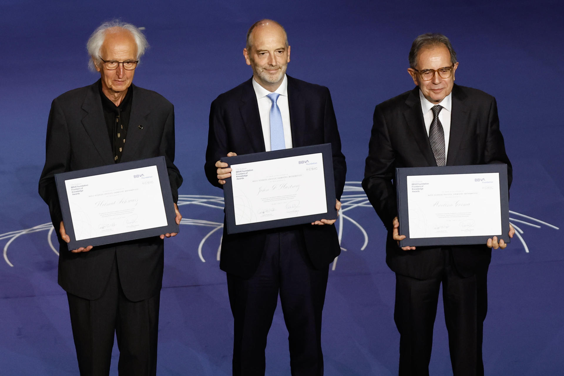 Los premiados, Avelino Corma (d), John F. Hartwig (c) y Helmut Scharz (i), en la XVII edición de los Premios Fronteras del Conocimiento de la Fundación BBVA este jueves, en Bilbao. EFE/ Miguel Toña