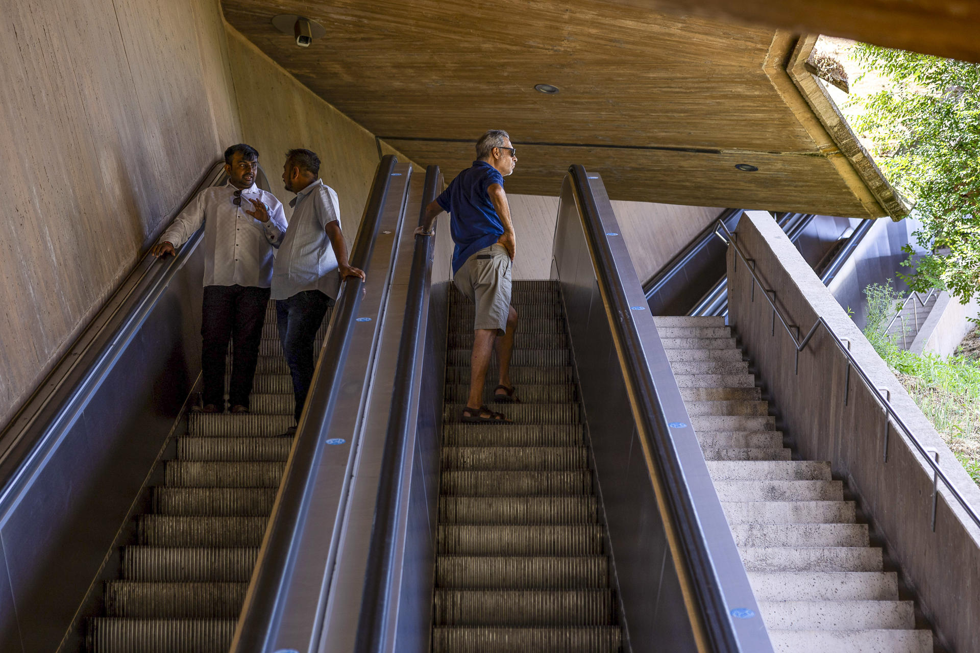 Las escaleras mecánicas de Recaredo en Toledo cumplen este viernes 25 años, durante los cuales se han convertido en un motivo de "orgullo" para los toledanos y una muestra de "hospitalidad" de la ciudad; reto que afronta también Cuenca, que está construyendo sus primeros remontes mecánicos. EFE/Ismael Herrero