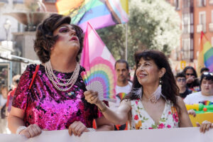 La ministra de Igualdad, Ana Redondo (d) asiste a la manifestación del Orgullo LGTBIQ+ en Valladolid este sábado convocada por organizaciones LGTBI, colectivos sociales y sindicatos bajo el lema 'Avanzamos con Orgullo'. EFE/Nacho Gallego