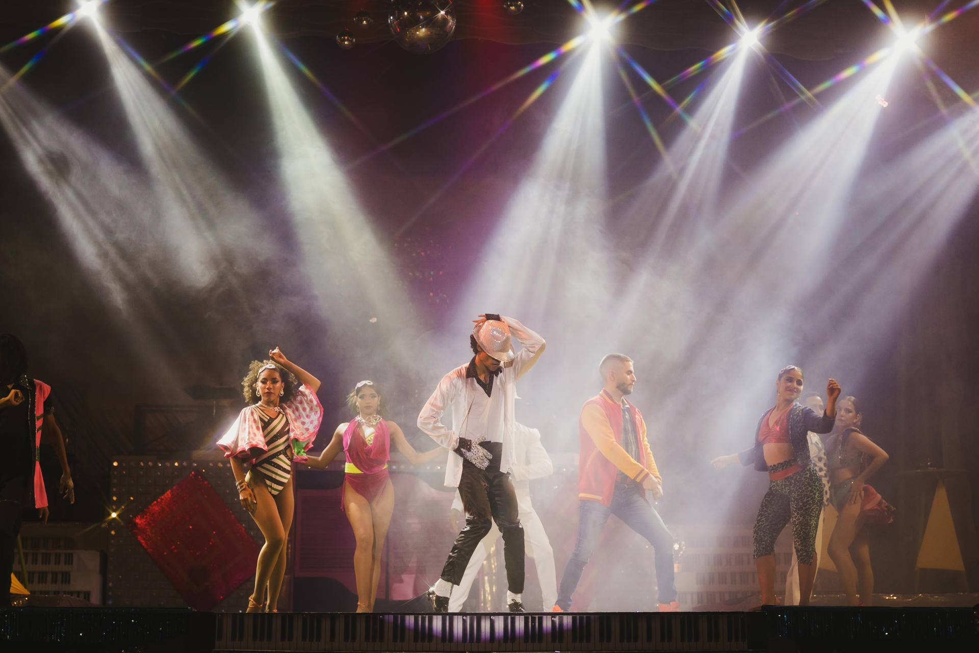 Fotografía cedida que muestra a integrantes de la compañía colombiana Delirio durante un ensayo de su nuevo show en Cali (Colombia). EFE/ Delirio