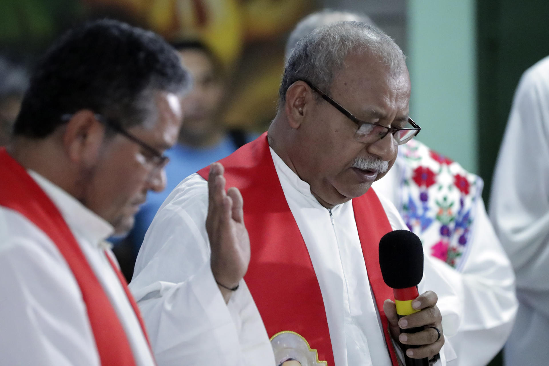 El sacerdote jesuita y director del Equipo de Reflexión, Investigación y Comunicación (ERIC), Ismael Moreno, oficia una eucaristía este 25 de junio de 2025, en El Progreso (Honduras). EFE/ Gustavo Amador
