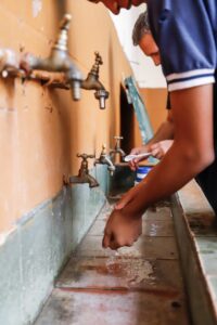 Fotografía de archivo de unos niños en una escuela en Paraguay. EFE/ Nathalia Aguilar