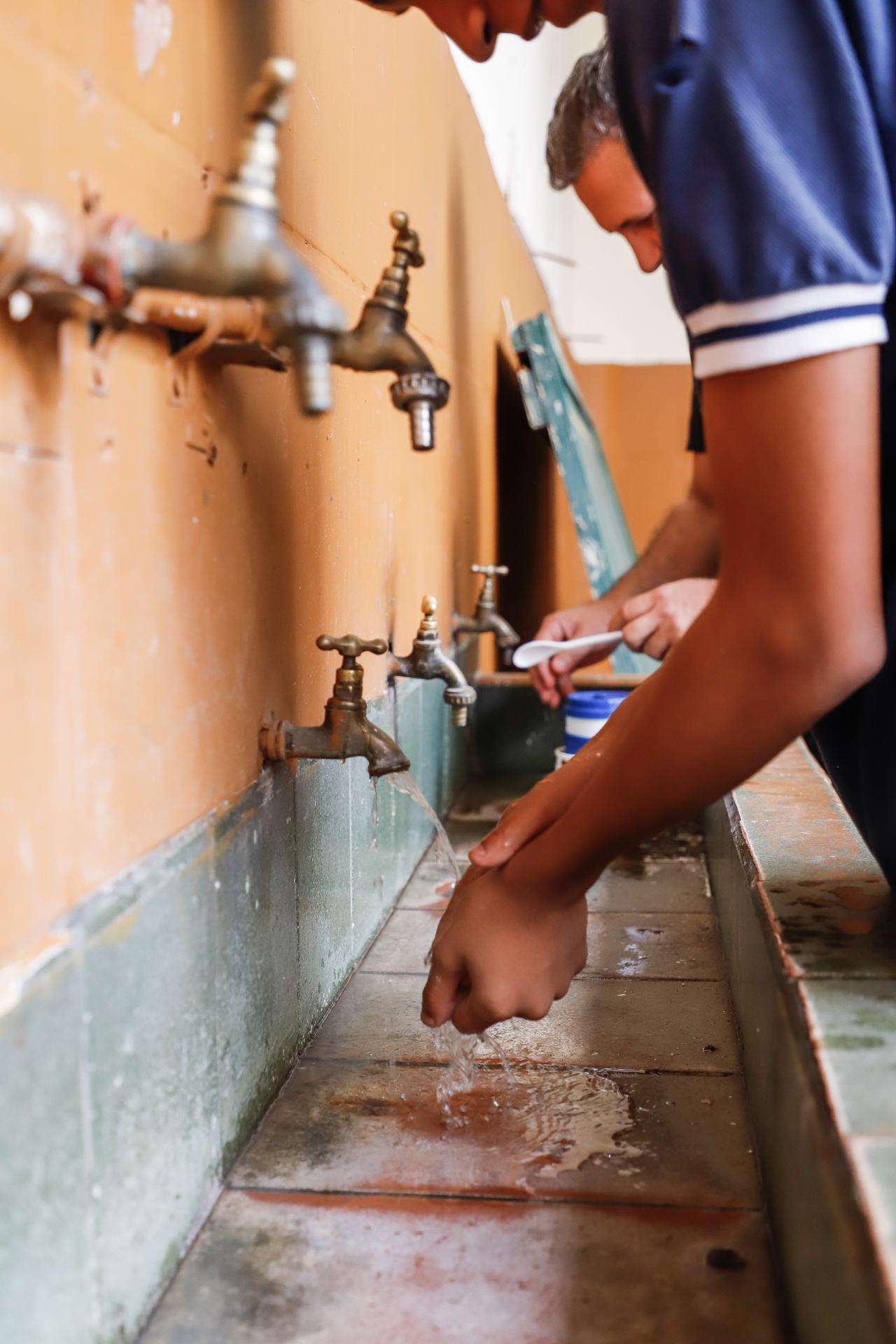 Fotografía de archivo de unos niños en una escuela en Paraguay. EFE/ Nathalia Aguilar