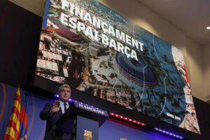 Fotografía de archivo del 27/04/2023 del presidente del Barcelona, Joan Laporta, durante su comparecencia ante los medios para dar detalles sobre la financiación para ejecutar las obras del Espai Barça, el proyecto de remodelación del Spotify Camp Nou y sus aledaños.EFE/Quique García