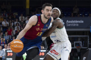 El jugador del FC Barcelona, Tomas Satoransky (i) con el balón ante el jugador del Unicaja Málaga Kendrick Perry durante el partido de la jornada 29 de la Liga Endesa que disputaron en el Palau Blaugrana de Barcelona. EFE/Marta Pérez
