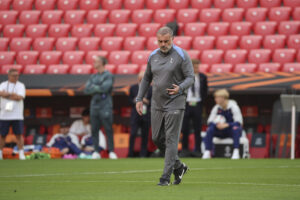 Fotografía de Luis Tejido que muestra en una imagen de archivo del 20 de mayo de 2025 a Ange Postecoglou, entrenador del Tottenham Hotspurs inglés. Su actual club hizo oficial este viernes que no seguirá al frente del equipo pese al título de Liga Europa cosechado este año. EFE