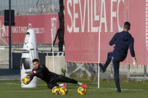 Álvaro Fernández en un entrenamiento del Sevilla FC en foto de archivo de David Arjona. EFE