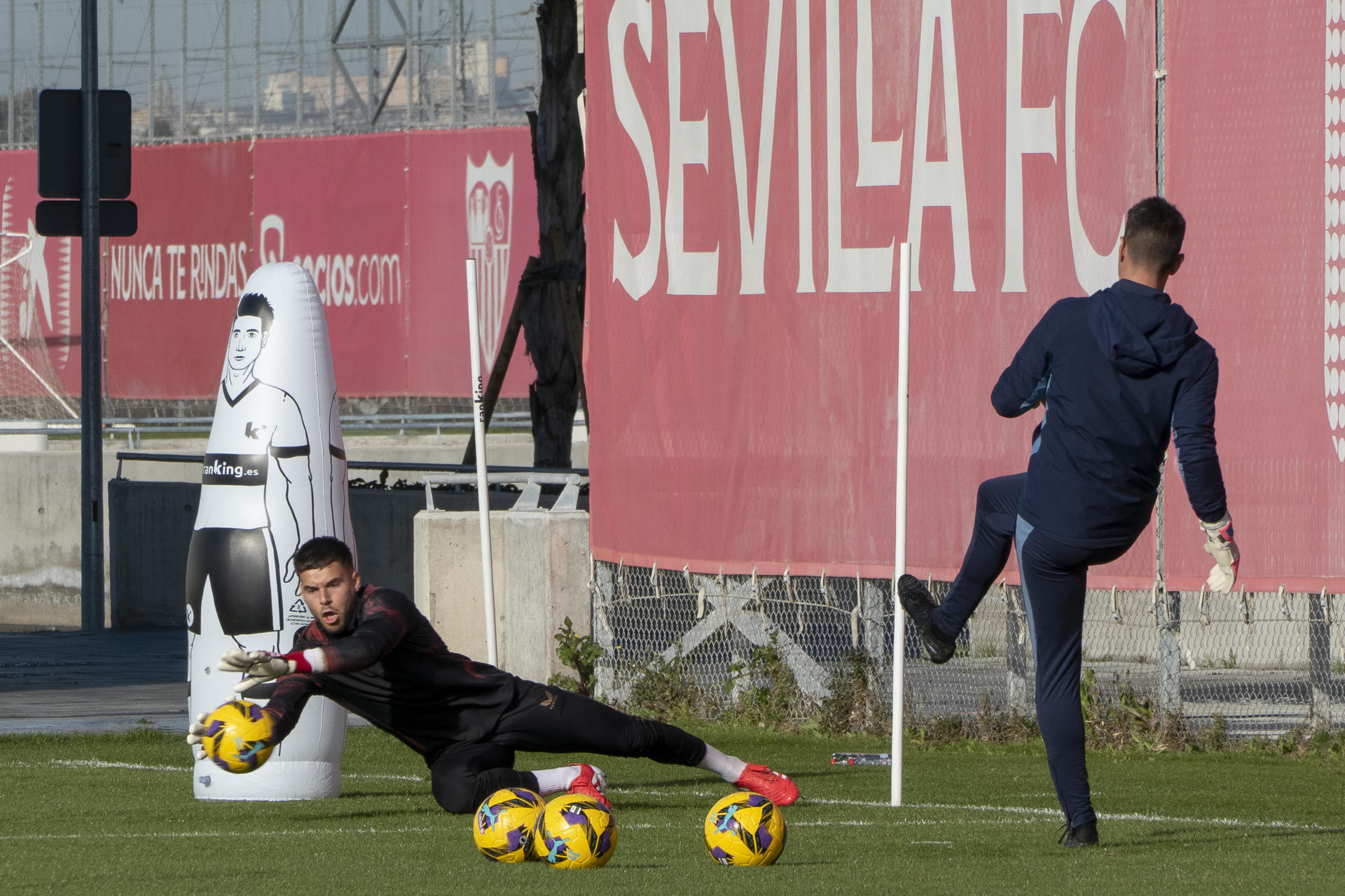 Álvaro Fernández en un entrenamiento del Sevilla FC en foto de archivo de David Arjona. EFE
