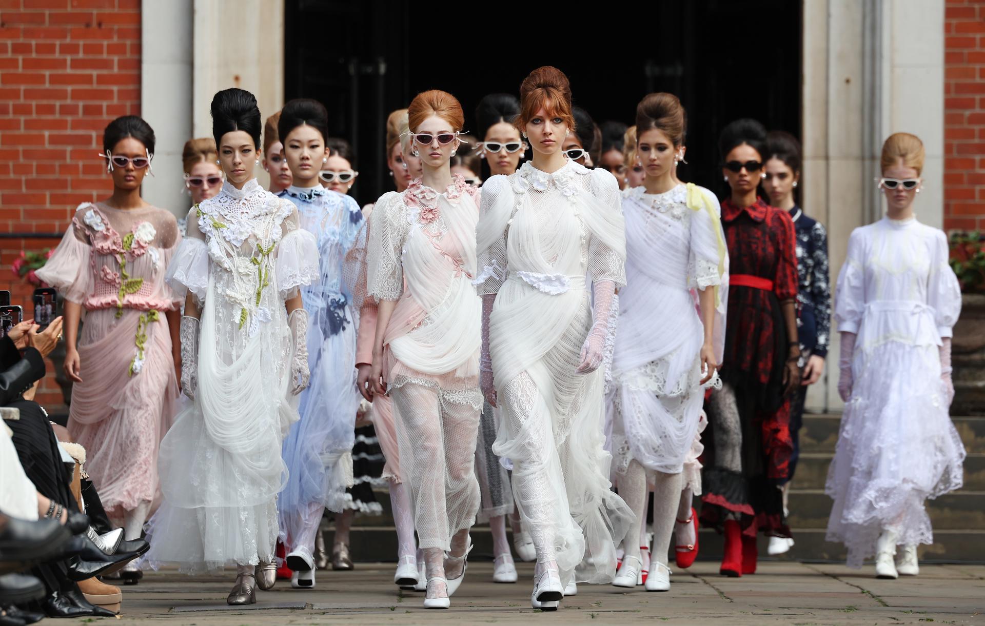 Imagen de archivo de un desfile del diseñador turco Bora Aksu en la Semana de la Moda de Londres. EFE/EPA/ANDY RAIN