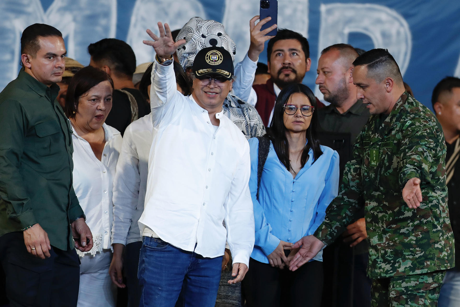 El presidente de Colombia, Gustavo Petro, al saludar después de dar un discurso este miércoles, 11 de junio, en la Plaza de San Francisco, en Cali (Colombia). EFE/Ernesto Guzmán