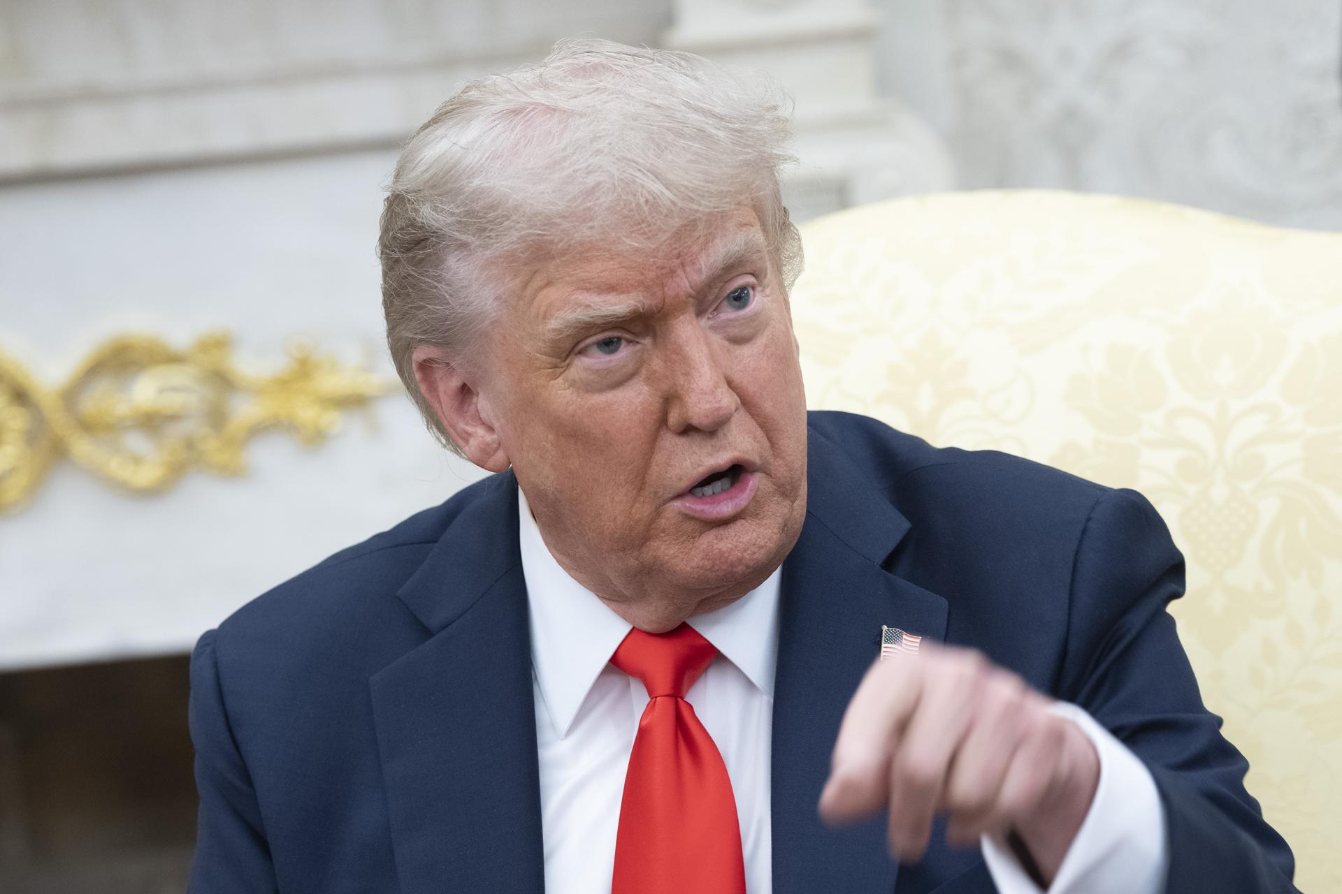 El presidente de Estados Unidos, Donald Trump, en la Oficina Oval de la Casa Blanca en Washington, DC, EE.UU., el 5 de junio de 2025. EFE/EPA/CHRIS KLEPONIS / POOL