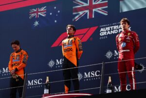 (I-D) El piloto australiano de McLaren Oscar Piastri, su compañero de equipo el británico Lando Norris y el tercer clasificado, el piloto monegasco de la escudería Ferrari Charles Leclerc tras el Gran Premio de Austria que se ha disputado en Spielberg, Austria) EFE/EPA/ANNA SZILAGYI
